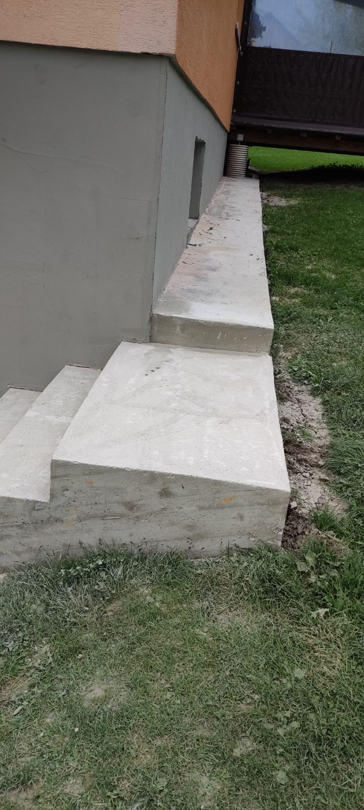 Betónový podklad pre kamenný koberec na schody a chodník okolo domu