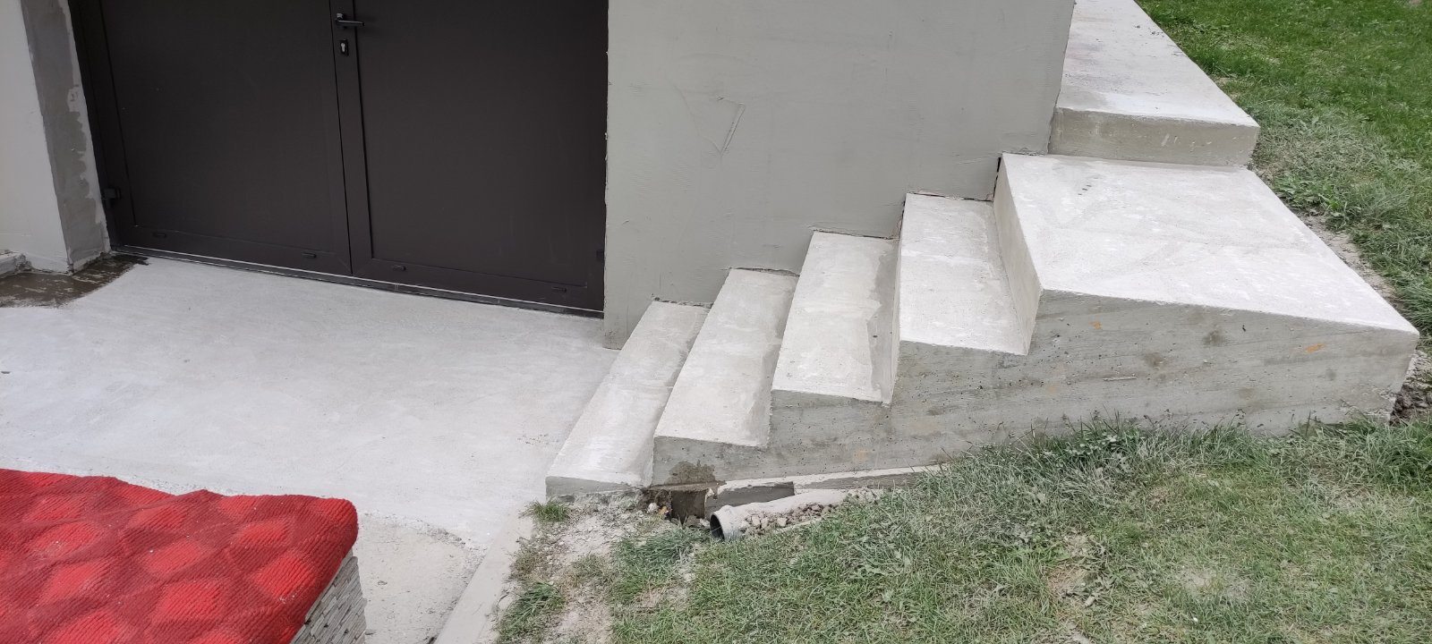 Betónový podklad pre kamenný koberec na schody a dvor rodinného domu